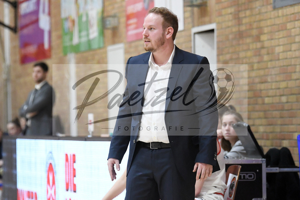 20200126_PANHAL_0112 | Basketball, Frauen: Trainer Mario Zurkowski (GiroLive-Panthers Osnabrück) schaut beim Spiel der Toyota DBBL zwischen GiroLive-Panthers Osnabrück vs. GISA LIONS SV Halle am 26.01.2020 im Panthers Dome in Osnabrück, Deutschland.(Foto von Nico Paetzel) - Realisiert mit Pictrs.com
