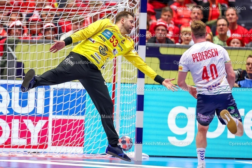 EHF22012602066 | 22.01.2026, Handball, Men's EHF EURO 2026, Spanien - Norwegen, Jyske Bank Boxen in Herning, Dänemark, Main Round:  Ignacio Biosca García (Espania #53) im Zweikampf gegen   August Baskar Pedersen (Norway #40) 