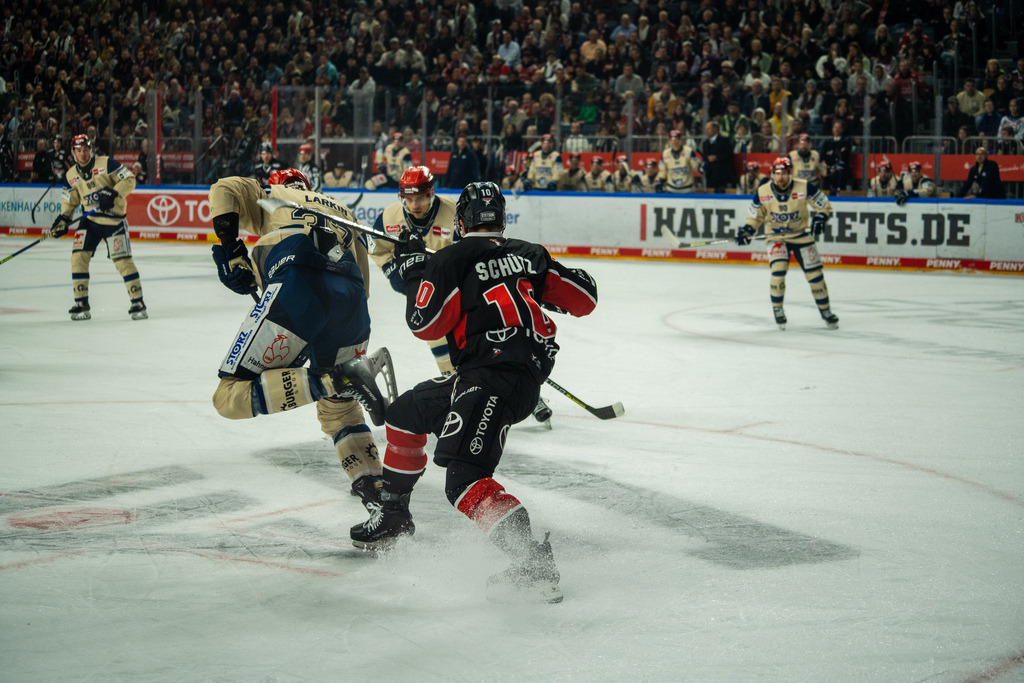 DEL, Deutsche Eishockey Liga Saison 2024/25, 8. Spieltag: Kölner Haie gegen Schwenninger Wild Wings | 11.10.2024, DEL, Deutsche Eishockey Liga Saison 2024/25, 8. Spieltag: Kölner Haie gegen Schwenninger Wild WingsBild: Justin Schütz (10, Köln) im Zweikampf mit Thomas Larkin (37, Schwenningen) - Realisiert mit Pictrs.com