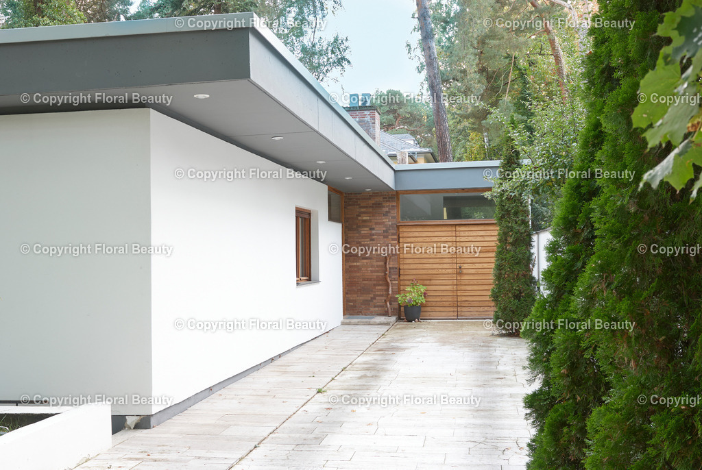 60er Jahre Bungalow | Der Architekt Klaus Schäfer hat 1961 dieses Bungalow in Berlin Dahlem am Rande des Grunewalds gebaut. Aufgrund der dicht stehenden Kiefern musste sich den Gegebenheiten angepasst werden und die Bäume in die Architektur integriert werden.
Bezeichnend für die 60er Jahre Architektur ist das Flachdach, alle Haupträume vornehmlich auf einer Ebene, der Bruchsteinboden, die großen Fensterfronten, die Verbindung von Innen-und Aussenräumen (großzügige Terrasse) durch Fortführung des Bodenbelags, eingebaute Schrankwände mit elfenbeinfarbenem Schleiflack. - Realized with Pictrs.com