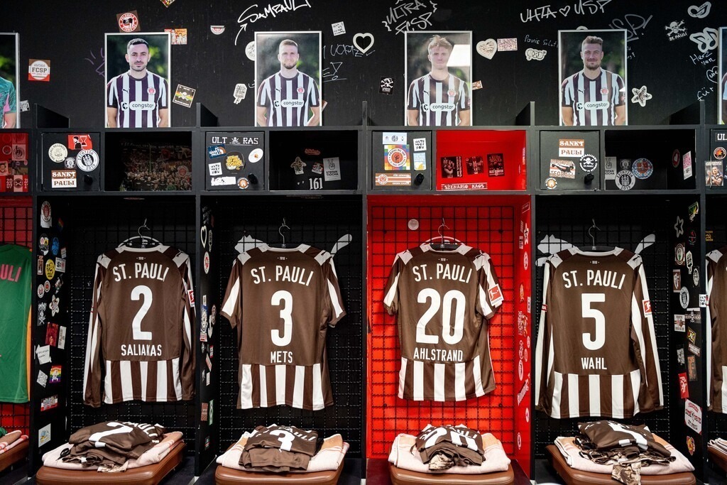 FCP03721 | Der offizielle Shop für FC St. Pauli Fotos. Wähle aus Spielszenen & Fanmomenten dein FCSP Wunschformat. Wir liefern Millerntor-Atmosphäre.