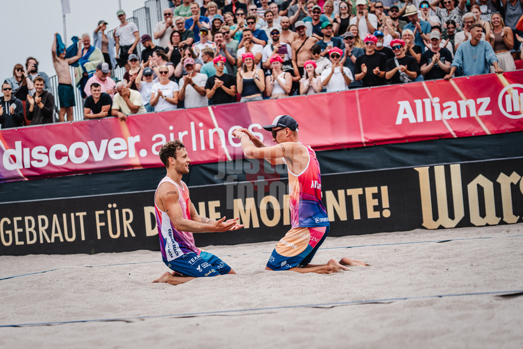 Beachvolleyball | Männer | Allianz German Beach Tour 2024 | Tourstop Kühlungsborn 2 | 18.08.2024 | v.l. Eric Stadie und Momme Lorenz jubeln nach dem Sieg und ziehen ins Finale ein