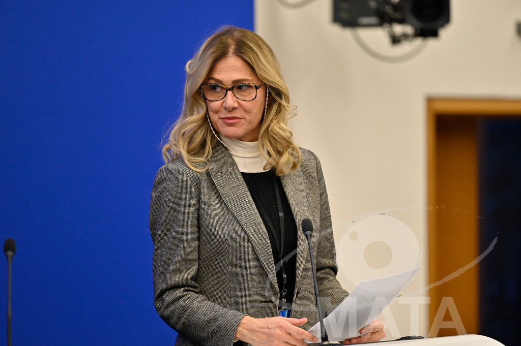 _DWI0073 | Politikerin Francesca Donato bei einer Pressekonferenz zum Thema 'Alarmierende Statistiken zu den Folgen des COVID-Lockdowns' im Europäischen Parlament. Straßburg, 18.01.2023 - Realisiert mit Pictrs.com