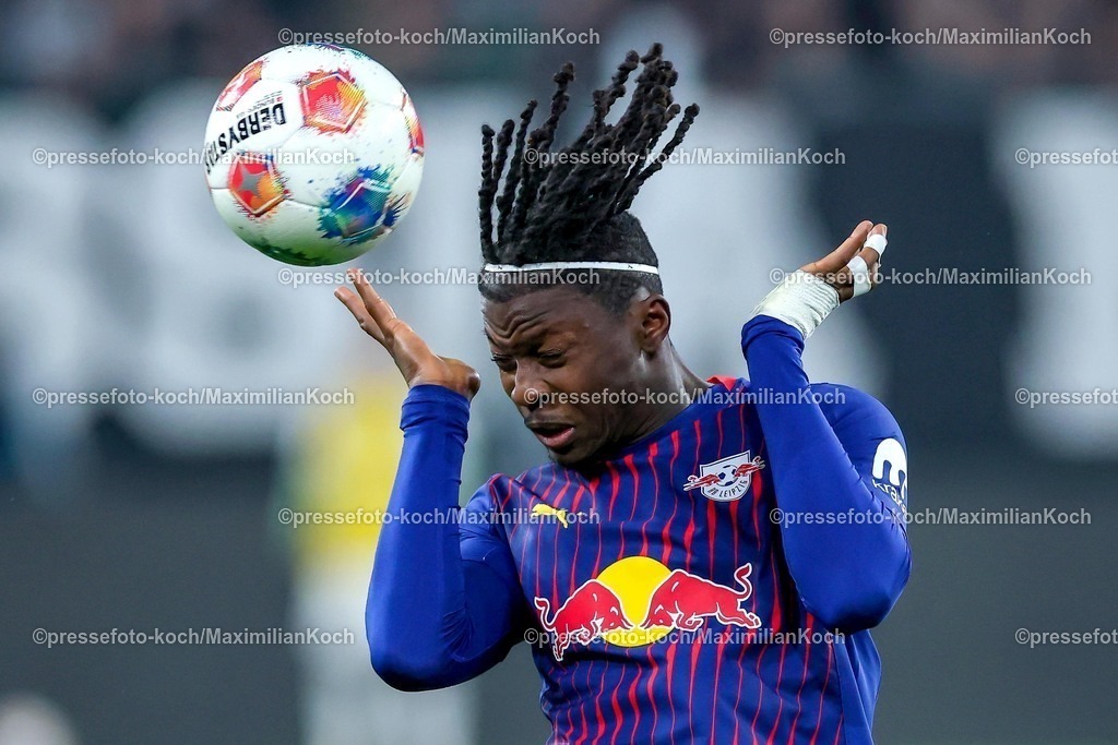 BMG28112501058 | 28.11.2025, Fußball, Borussia Mönchengladbach - RB Leipzig, 1. Fußball Bundesliga, 12.Spieltag, Borussia-Park, Saison 2025 2026: Johan Bakayoko (RB Leipzig #09) beim Kopfball mit wehender FrisurDFB regulations prohibit any use of photographs as image sequences and or quasi-video.