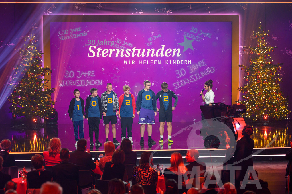 _DWI6056 | Talk Kinder-Aktionen mit Sandra Rieß bei '30 Jahre Sternstunden-Gala 2023' in der Frankenhalle. Nürnberg, 15.12.2023 - Realisiert mit Pictrs.com