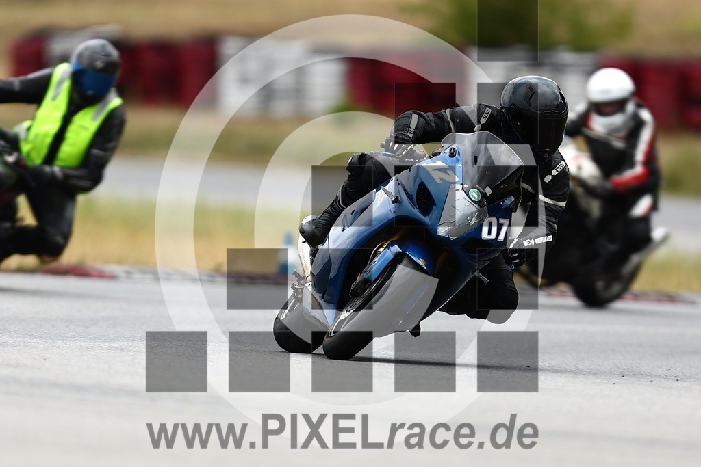 1207-20250726_03455 | Schöne Erinnerungen an spannende Momente - das festzuhalten ist unser Job. PIXELrace.de ist seit 2003 auf den Rennstrecken Europas unterwegs um die Action draußen beim Fahren und die wunderbare Stimmung imm Fahrerlager für euch einzufangen.