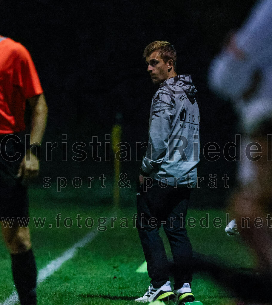 2023-09-15_040_FC_Moosinning_gegen_SV_Waldperlach | Moosinning, Deutschland, 15.09.2023:
Fußball, Bezirksliga Oberbayern Ost 2023 / 2024, 9. Spieltag, FC Moosinning gegen SV Waldperlach, Endergebnis: 0:1

Trainer Florian Kopp (SV Waldperlach)

Foto: Christian Riedel / fotografie-riedel.net