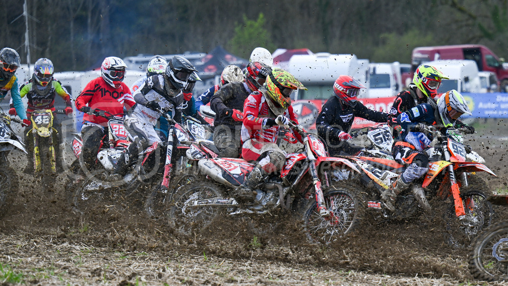 Motocross Schlatt bei Winterthur - 29. April 2023 | #42 Schaerer Noel aus Moeriken (CH) auf SUZUKI, #221 Koch Raphael aus Effretikon (CH) auf Yamaha, #128 Boesch Joel aus Kaltbrunn (CH) auf KTM, #951 Markwalder Pascal aus Sulgen (CH) auf Honda, #515 Huber Nando aus Buch bei Frauenfeld (CH) auf Honda und #921 Buergler Kris aus Illgau (CH) auf KTM in der Kategorie MX2 am Motocross Schlatt bei Winterthur, 29. April 2023.
Instagram: @mx_schlatt | @mc_wila | @sam_schweiz
Bild: Sportfotografie Markus Aeschimann | www.markus-aeschimann.ch - Realisiert mit Pictrs.com