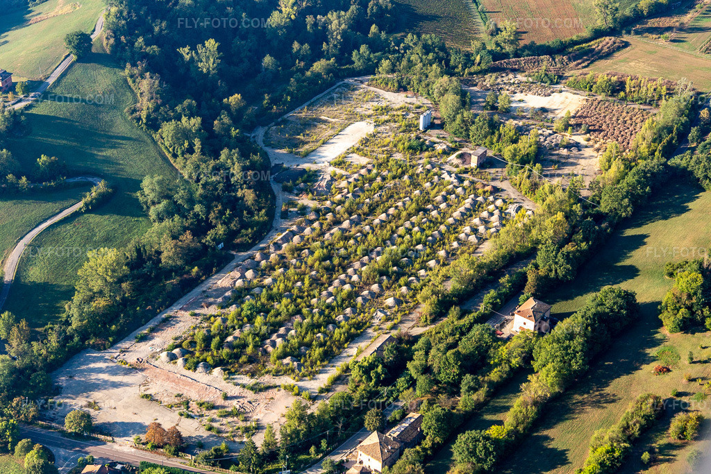Aerial view: View of the town in the district Bolognina in Castelvetro in the state Modena, Italy. – Photo: IMG_134911.jpg taken on 09/20/2022 by Werner Riehm/FLY-FOTO.com – Resolution of the original: 5472 x 3648 px