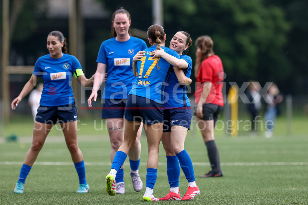 Fussball, Aufstiegsrunde Regionalliga Nord Frauen, FC Union 60 - SC Victoria Hamburg | v.li.: Torschützin Finja Paape (SC Victoria Hamburg, 17) und Celine Witt (SC Victoria Hamburg, 9) mit Torjubel, Jubel, jubeln, jubelt, optimistisch, Spielszene, Highlight, Freude über das Tor zum 0:8