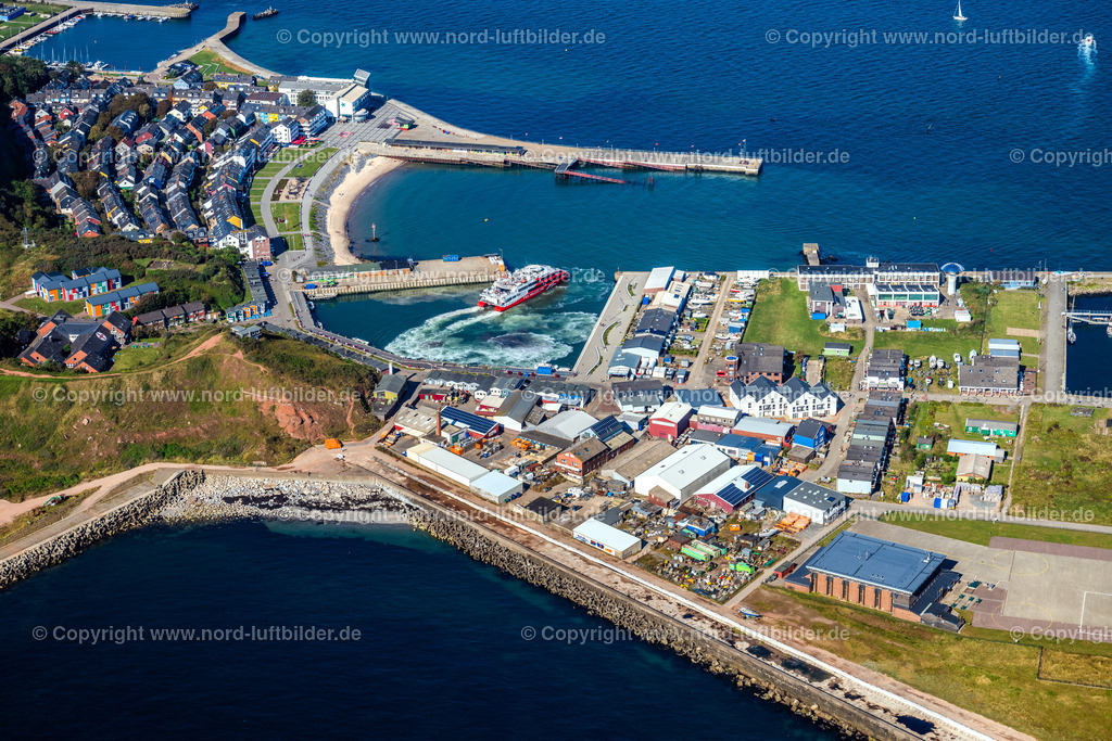 Helgoland_Hafen_ELS_8147280824 | HELGOLAND 28.08.2024 Schiffs- Anlegestellen am Hafenbecken des Binnenhafen für Passagierschiffe und Fährschiffe an der Straße Am Südstrand in Helgoland im Bundesland Schleswig-Holstein, Deutschland. // Ship moorings at the harbor basin of the inland port for passenger ships and ferries on street Am Suedstrand in Helgoland in the state Schleswig-Holstein, Germany. Foto: Martin Elsen