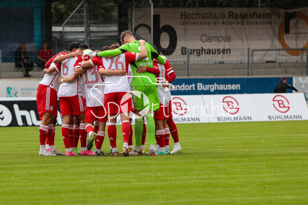 SV Wacker Burghausen - FC Bayern Amateure | Das Team aus Muenchen motiviert sich nochmal vor der Partie