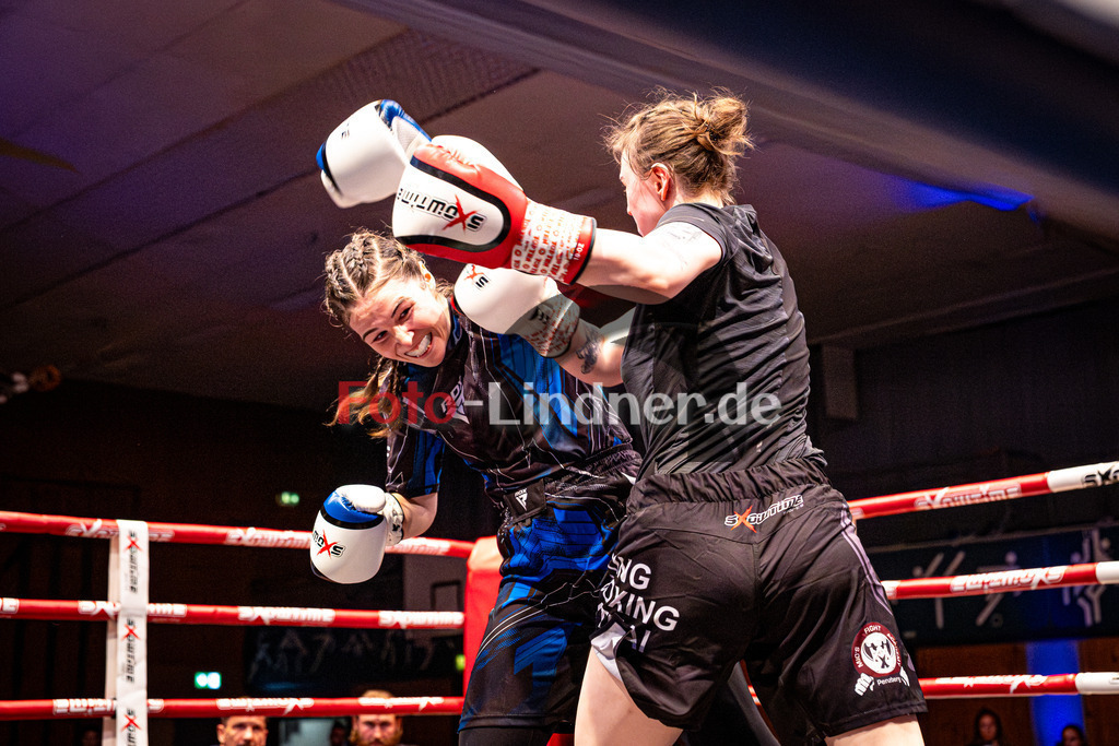 Sonja Özgisi (Sei Wasser Bad Tölz) blau gegen Franziska Waiser (MFA Penz) rot | MFA Fight Night Frauen K1 -67kg Kampf 7, Sonja Özgisi (Sei Wasser Bad Tölz) blau gegen Franziska Waiser (MFA Penz) rot, 20251108,,2025-11-08 in Penzberg (Wellenberghalle Penzberg), Copyright: WolfgangxLindner www.foto-lindner.de