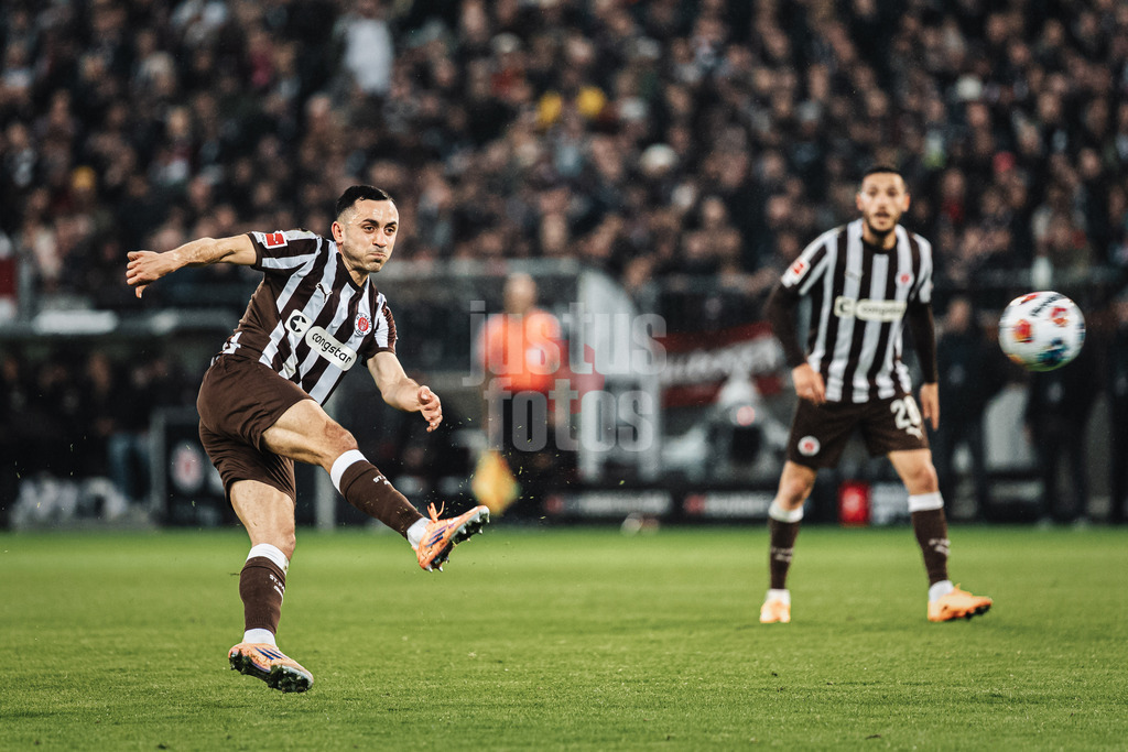 Fußball | Männer | Saison 2025/2026  | Fußball-Bundesliga | 09. Spieltag | FC St. Pauli vs. Borussia Mönchengladbach | 01.11.2025 | Torschuss von Manolis Saliakas (#2, FC St. Pauli)