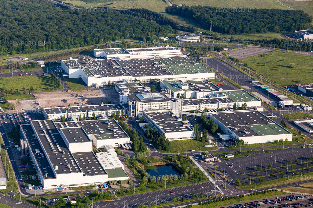 Vue aérienne: Zone industrielle et commerciale avec Toussaint Sarl et Renz Sàrl à Woustviller dans le département Moselle, France. Photo: IMG_107346.jpg prise le 19/05/2018 par Werner Riehm/FLY-FOTO.eu – Résolution de l'original: 5347 x 3565 px