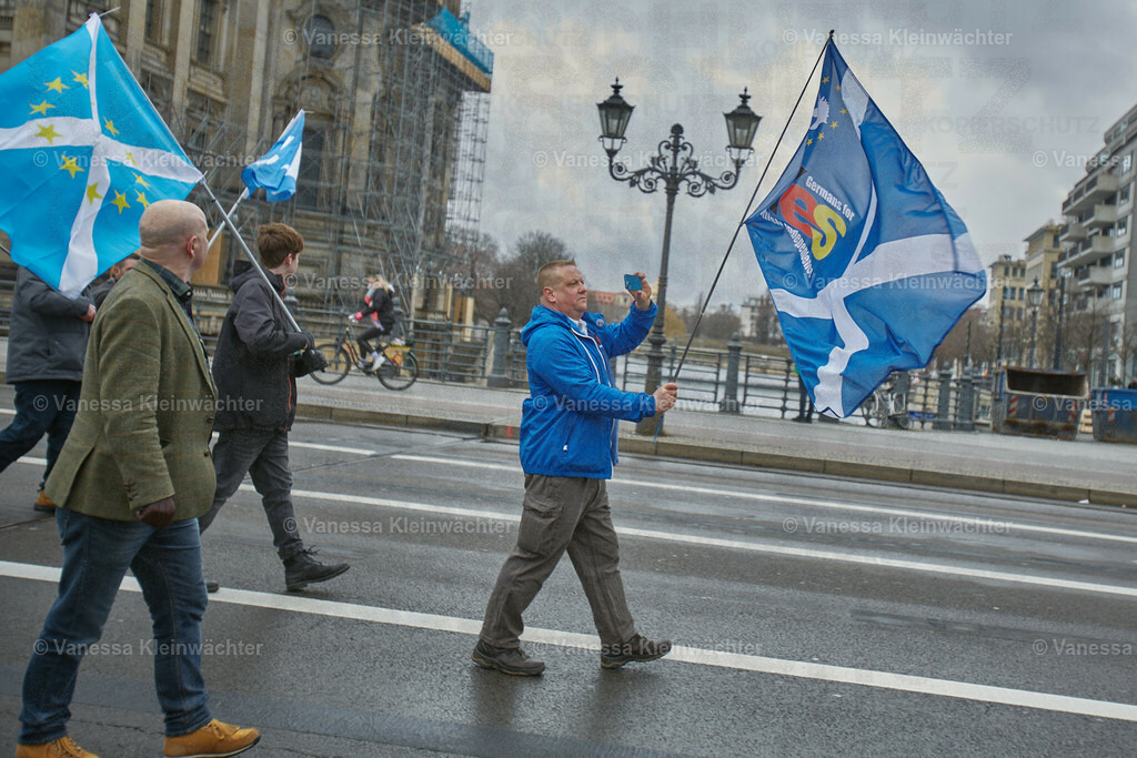 #IndyBerlin23 - Demonstration für schottische Unabhängigkeit | Rund 60 Personen ziehen am 11.03.2023 mit einer Demonstration vom Brandenburger Tor an der Britischen Botschaft vorbei zum Roten Rathaus, um die Unabhängigkeit Schottlands zu fordern.

On March 11, 2023, approx. 60 people rally in support of the Scottish independence, marching from Brandenburg Gate via the British Embassy to the Red Town Hall.  - Realisiert mit Pictrs.com