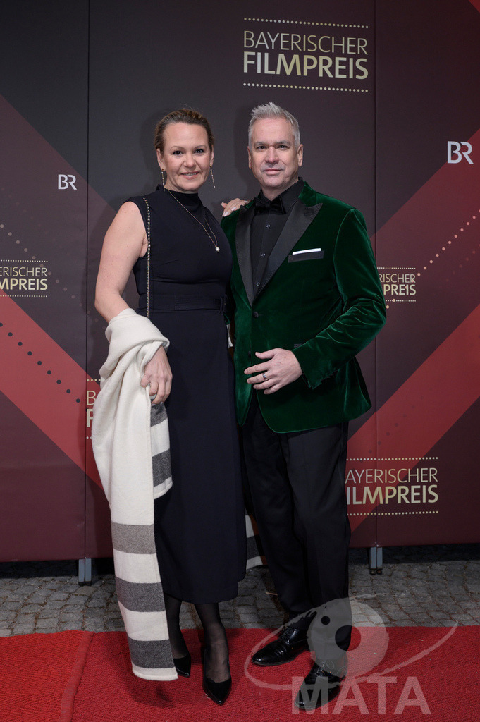 _DWI4685 | Lara von Stumberg und Manu Lubowski bei der Verleihung des 47. Bayerischen Filmpreises 2026  im Prinzregententheater. München, Deutschland. Der Bayerische Filmpreis wird seit 1979 von der Bayerischen Staatsregierung verliehen, um die Bedeutung des Kinofilms als Kulturgut herauszustellen - Realisiert mit Pictrs.com