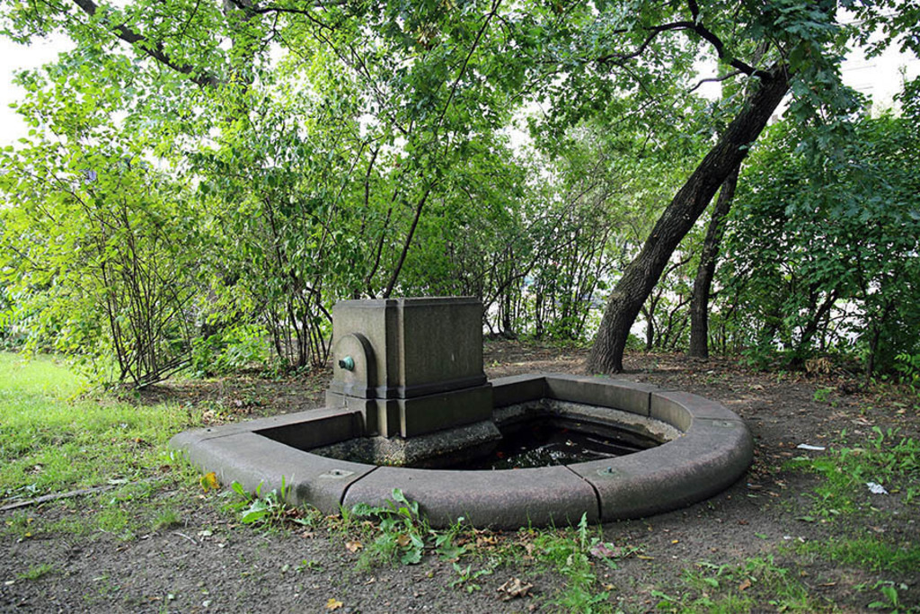 Foto: Leipzig - Froschbrunnen im Jahr 2015 | Das Team hinter BILDLEXIKON LEIPZIG bündelt historische wie aktuelle Informationen über die Stadt Leipzig in Text und Bild auf einer Plattform und stellt diese der interessierten Öffentlichkeit zur Verfügung.