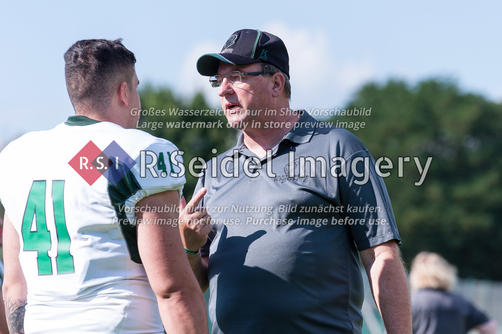 American Football, Saison 2022, Regionalliga Nord, Hamburg Blue Devils - Oldenburg Knights, Dr.-Hermann-Schnell-Sportplatz (Hamburg), 06.08.2022, 07. Gameweek | Streit über die Einwechselungen zwischen Robin Schick (#41, Oldenburg, DL) und Thomas Ellebrecht (D-Line Coach, Oldenburg)
