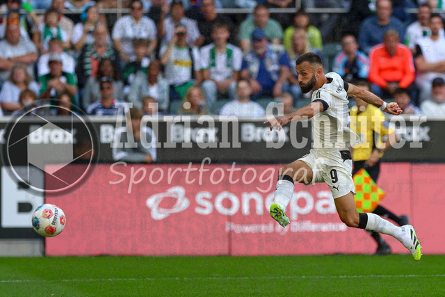 Borussia Mönchengladbach vs Hamburger SV - Bundesliga  | Mönchengladbach, Deutschland, 24.08.25:   Franck Honorat (Borussia Mönchengladbach) in Aktion am Ball, Einzelaktion waehrend des Spiels der Bundesliga zwischen Borussia Mönchengladbach vs Hamburger SV im Stadion im Borussia Park(Foto von Brauer-Fotoagentur / Adrian Schlueter)