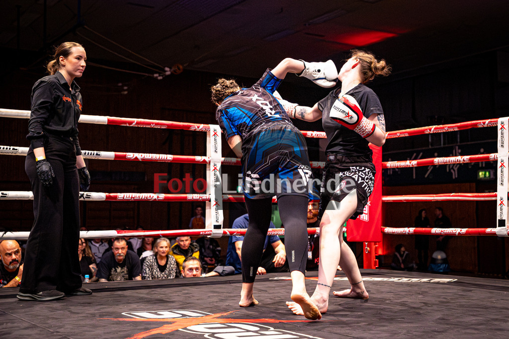 Sonja Özgisi (Sei Wasser Bad Tölz) blau gegen Franziska Waiser (MFA Penz) rot | MFA Fight Night Frauen K1 -67kg Kampf 7, Sonja Özgisi (Sei Wasser Bad Tölz) blau gegen Franziska Waiser (MFA Penz) rot, 20251108,,2025-11-08 in Penzberg (Wellenberghalle Penzberg), Copyright: WolfgangxLindner www.foto-lindner.de