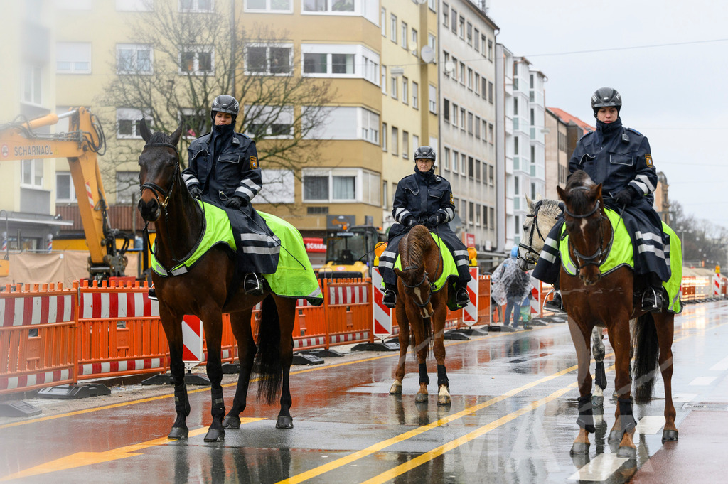 _DWA2292 | Trotz Nieselregen schlängelte sich der „Gaudiwurm“ am Sonntag durch die Nürnberger Innenstadt an tausenden Faschingsfans vorbei.  Nürnberg, 11.02.2024 - Realisiert mit Pictrs.com