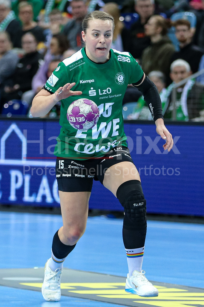 Handball, Bundesliga Frauen, VfL Oldenburg - Thüringer HC | v.li.: Merle Carstensen (VfL Oldenburg, 15) Freisteller am Ball, Einzelfoto, Spielszene, Aktion, Action