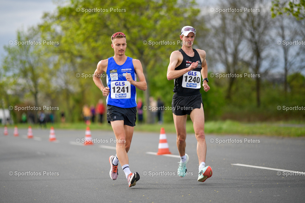 _KP17808_1 | 13.04.2025, xkaix, Leichtathletik Deutsche Meisterschaft 2025, Straßengehen v.l. Jonathan Hilbert (LG Ohra Energie), Karl Junghannss (LC Top Team Thueringen) - Realisiert mit Pictrs.com