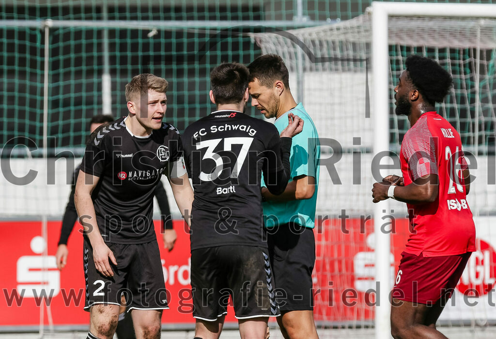 2024-02-24_089_FC_Schwaig_gegen_TSV_1880_Wasserburg | Oberding, Deutschland, 24.02.2024:
Fußball, 2. Runde Qualifikation TOTO-Pokal 2023 / 2024, 1. Spieltag, FC Schwaig gegen TSV 1880 Wasserburg, Endergebnis: 2:3

Tobias Jell (FC Schwaig, #2), Tobias Bartl (FC Schwaig, #37), Schiedsrichter Xaver Fabisch

Foto: Christian Riedel / fotografie-riedel.net