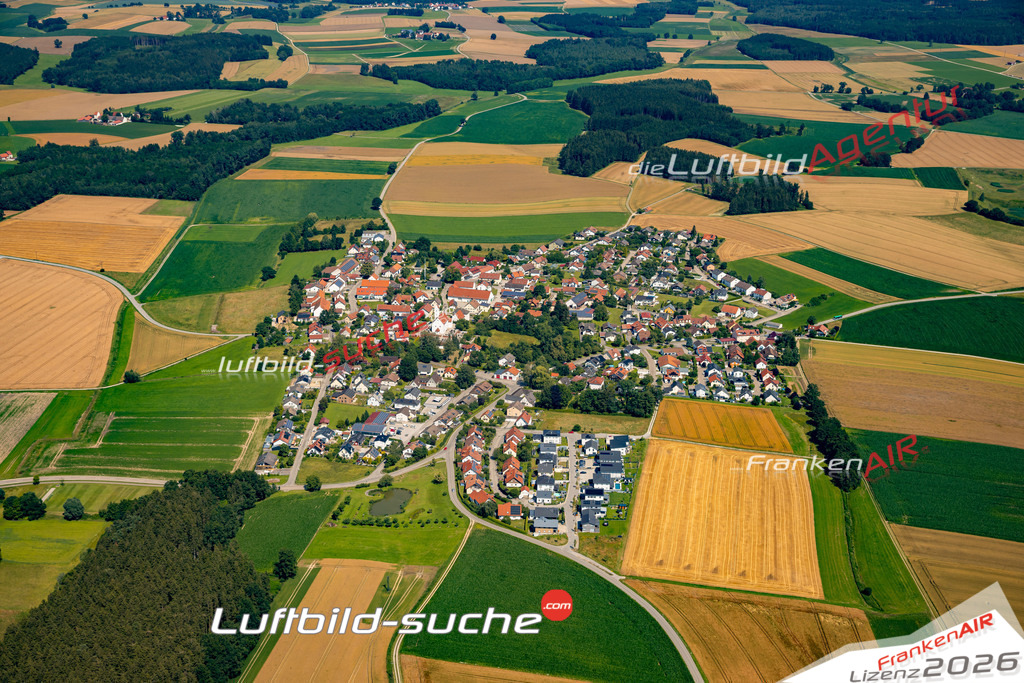 Das Luftbild zeigt : Baindlkirch Ried - Die Luftaufnahme wurde 2024 vom UL-Flugzeug aus erstellt ( keine Drohne ) - Hochauflösende Luftaufnahme - Für grossformatige Ausdrucke geeignet. Die Geschenkidee !Mit Lizenz und Bildrechte bestellbar