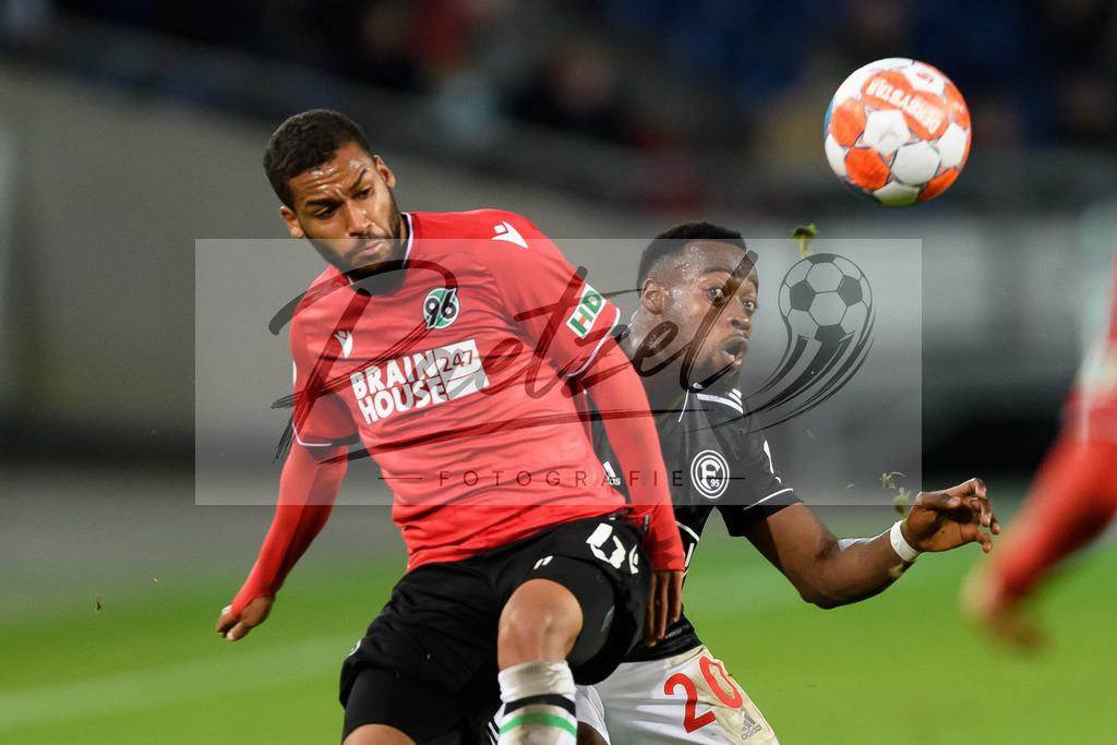 H96DUS20211027_052 | Fussball, Herren: Linton Maina (Hannover 96) und Khaled Narey (Fortuna Duesseldorf) im Zweikampf bei dem Spiel der 2. Runde im DFB-Pokal zwischen Hannover 96 und Fortuna Duesseldorf in der HDI-Arena am 27.10.2021 in Hannover, Deutschland.DFB / DFL REGULATIONS PROHIBIT ANY USE OF PHOTOGRAPHS AS IMAGE SEQUENCES AND/OR QUASI-VIDEO. - Realisiert mit Pictrs.com
