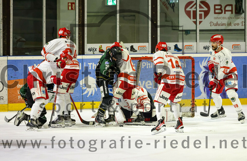 2023-03-19_063_TSV_Erding_gegen_TEV_Miesbach | Erding, Deutschland, 19.03.2023:
Eishockey, Bayernliga Playoffs 2022 / 2023, Halbfinale, TSV Erding gegen TEV Miesbach, Endergebnis: 

Florian Zimmermann (Erding Gladiators, #5), Erik Modlmayr (Erding Gladiators, #21), Timon Ewert (TEV Miesbach, #34), Nick Endress (TEV Miesbach, #14), Nikolaus Meier (TEV Miesbach, #69)

Foto: Christian Riedel / fotografie-riedel.net