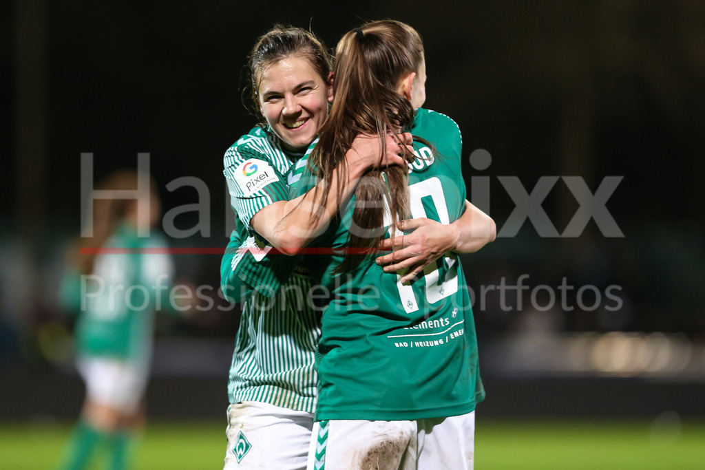 Fussball, Google Pixel Frauen-Bundesliga, SV Werder Bremen - Bayer 04 Leverkusen | v.li.: Rieke Dieckmann (SV Werder Bremen, 22) und Tuana Mahmoud (geb. Keles, SV Werder Bremen, 10) mit Jubel über den Sieg, Freude über das gewonnene Spiel, DIE DFB-RICHTLINIEN UNTERSAGEN JEGLICHE NUTZUNG VON FOTOS ALS SEQUENZBILDER UND/ODER VIDEOÄHNLICHE FOTOSTRECKEN. DFB REGULATIONS PROHIBIT ANY USE OF PHOTOGRAPHS AS IMAGE SEQUENCES AND/OR QUASI-VIDEO.