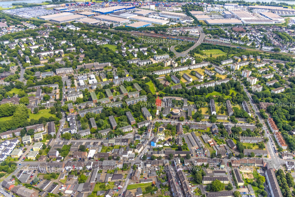 Duisburg240704552-West | Luftbild, Duisburg-West, Gesamtansicht Ortsteil Rheinhausen mit Blick zum duisport logport I (Eins) und zum Fluss Rhein, in der Stadtmitte die Lise-Meitner-Gesamtschule, Wohngebiet mit Reihenhäusern, Rheinhausen-Mitte, Duisburg, Ruhrgebiet, Nordrhein-Westfalen, Deutschland