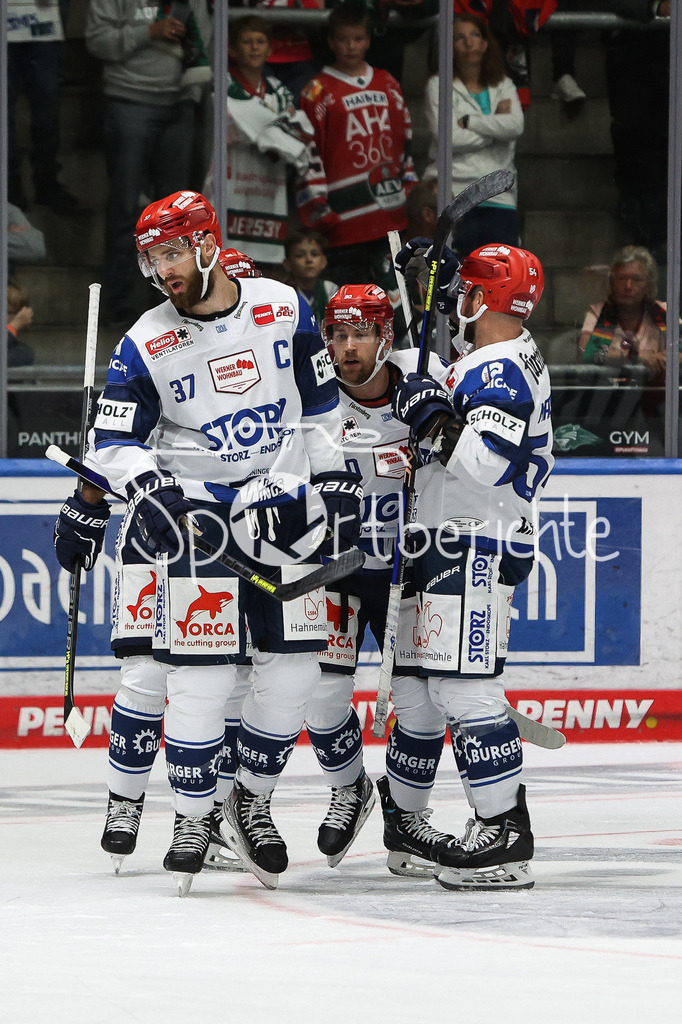 Augsburger Panther - Schwenninger Wild Wings | Jubel der Wild Wings nach dem erneuten Ausgleich zum 3-3 durch Tyler SPINK (SERC #90) / Tor / Treffer / Freude / Torschuezte