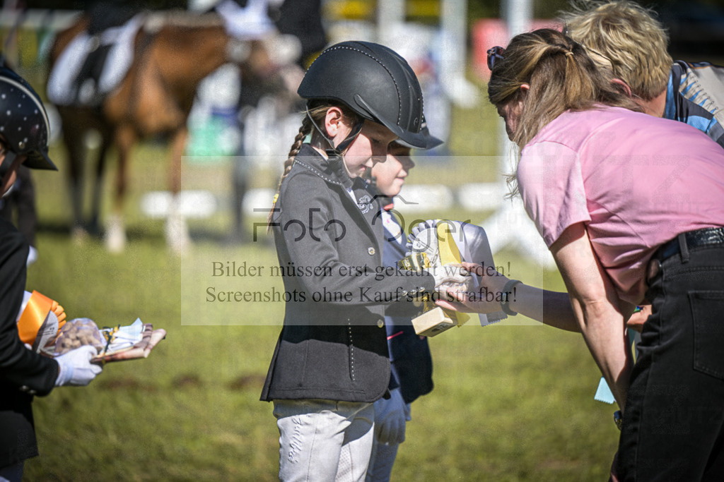 DOS_0527 | Entdecke hochwertige Reitturnierfotos von Foto Oger. Professionell, emotional und authentisch – jetzt Lieblingsmomente im Shop bestellen.Deutschlandweite Turnierfotografie. - Realisiert mit Pictrs.com