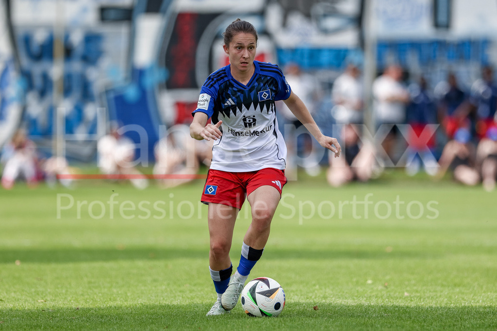 Fussball, Testspiel Frauen, Hamburger SV - Holstein Kiel | Maria Mikolajova (Hamburger SV, 27) am Ball, Freisteller, Einzelbild, Ganzkörper, Aktion, Action, Spielszene