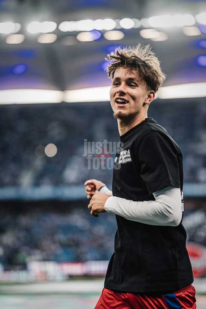 Fußball | Männer | Saison 2024/2025 | 2. Fußball-Bundesliga | 27. Spieltag | Hamburger SV vs. SV 07 Elversberg | 28.03.2025 | Otto Emerson Stange (#49, HSV) nach dem Aufwärmen