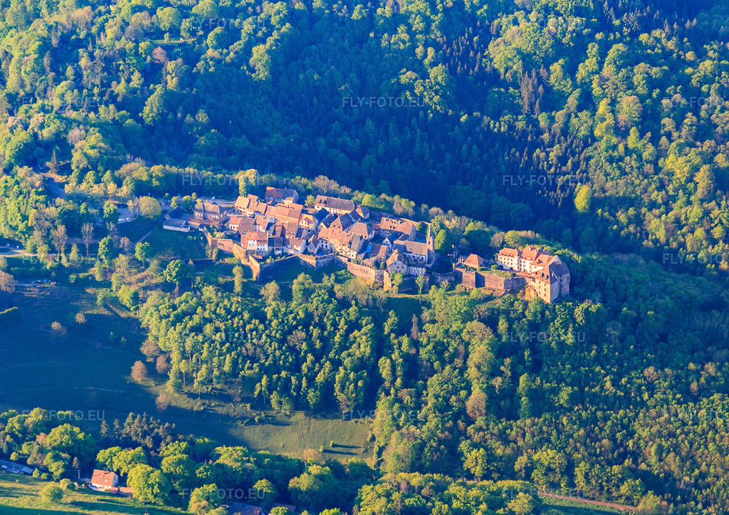 Vue aérienne: Château de Lützelstein / Château de La Petite-Pierre le matin depuis le nord à La Petite-Pierre dans le département Bas Rhin, France – .Photo: IMG_145931.jpg prise le 01/05/2025 par Werner Riehm/FLY-FOTO.eu – Résolution de l'original: 4790 x 3382 px – Château de La Petite Pierre - Maison du Parc - Tourisme CCHLPP
