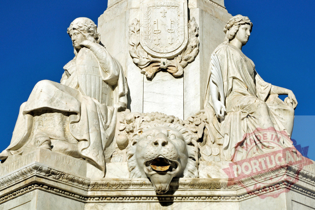 Monument to Havana with neoclassical statues Cuba. Spain - Barcelona | Marble statues and a lion head fountain representing historic Havana against a blue sky - Realisiert mit Pictrs.com