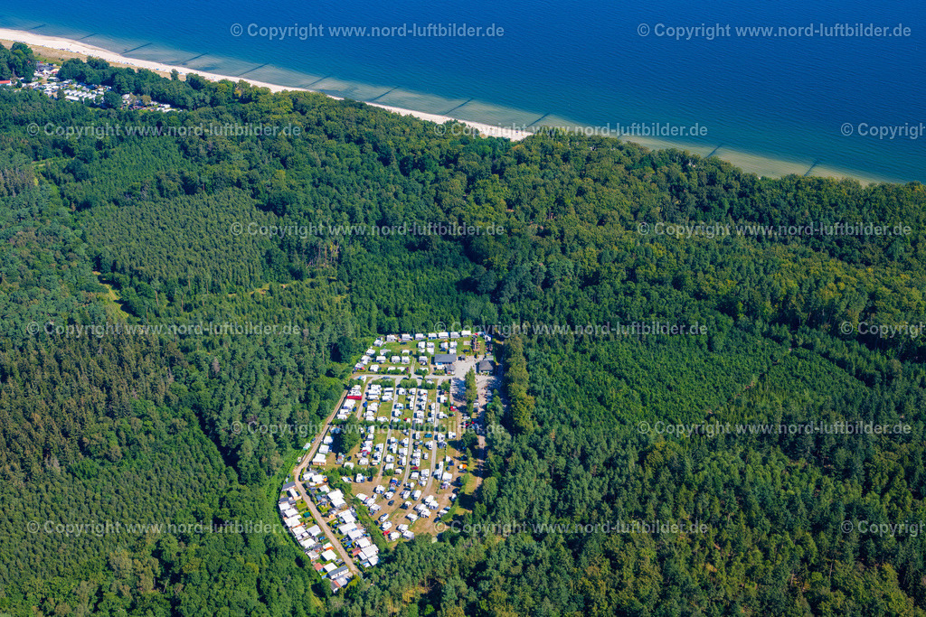 Bansin_Campingplatz_Usedom_ELS_7817100822 | SEEBAD HERINGSDORF 10.08.2022 Wohnwagen und Zelte- Campingplatz - und Zeltplatz " Ostsee-Camping Bansin " im Kiefernwald an der Ostseeküste an der Straße Am Heuberg in Seebad Heringsdorf auf der Insel Usedom im Bundesland Mecklenburg-Vorpommern, Deutschland. Weiterführende Informationen bei: KDK Camping GbR. // Camping with caravans and tents on street "Ostsee-Camping Bansin" on street Am Heuberg in Seebad Heringsdorf on the island of Usedom in the state Mecklenburg - Western Pomerania, Germany. Further information at: KDK Camping GbR. Foto: Martin Elsen