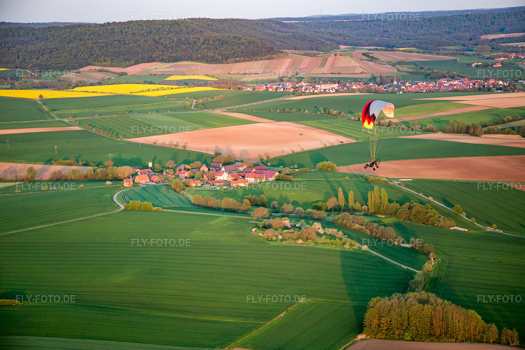 Luftbild: Gleitschirm über dem Ort im Ortsteil Wiebelsberg in Oberschwarzach im Bundesland Bayern in Deutschland. Foto: IMG_088124.jpg vom 06.05.2016 durch Werner Riehm/FLY-FOTO.de