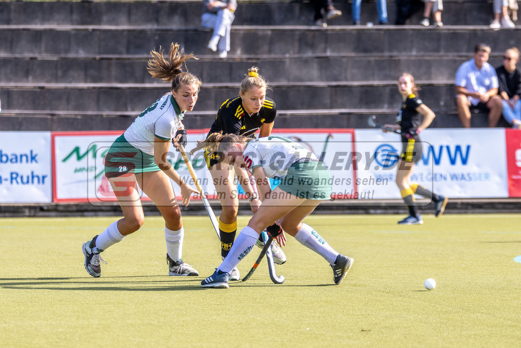 MJ_01.10.2023_F_UHTC-HTHC-40 | Carla Schrafen (Uhlenhorst Mülheim #18), Lynn Neuheuser (Uhlenhorst Mülheim #28) & Maren Kiefer (Harvestehuder THC #44), Uhlenhorst Mülheim - Harvestehuder THC am 1.10.2023 im Waldstadion, Mülheim a. d. Ruhr