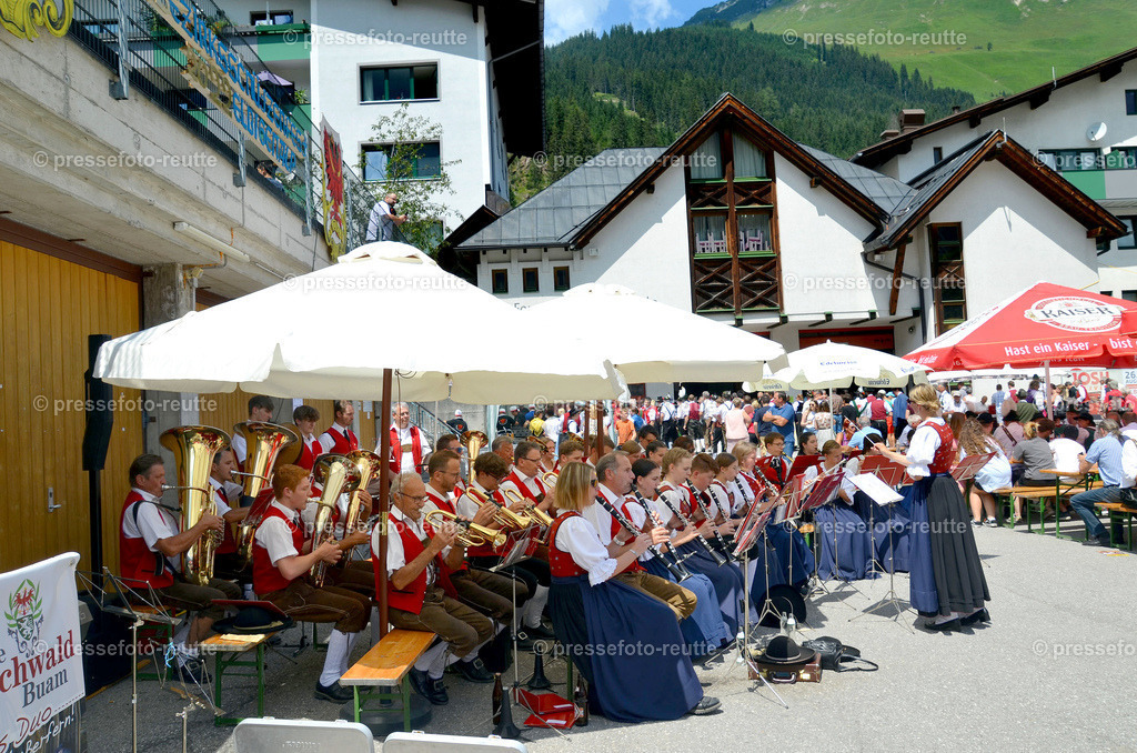 UMZUGENDE-news-2022-Juli24-Bezirksschuetzenfest-Elbigenalp-D51-DSC_1248 | Info aus dem Bezirk Reutte/Ausserfern Tirol sowie eine umfangreiche Bilddatenbank über die gesamte Region: Lechtal, Talkessel Reutte, Tannheimertal, Zwischentoren. Lech, Plansee, Zugspitze, Grenztunnel, B179, Fernpassstraße, Verkehr, Lawinen, Tradition, - Realisiert mit Pictrs.com