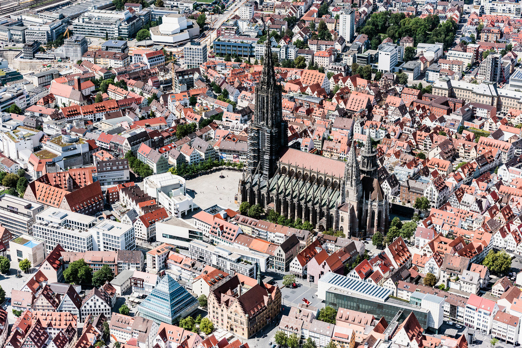 dr__0011322.jpg | ULM 01.08.2017 Kirchengebäude der Kathedrale Ulmer Münster am Münsterplatz in Ulm im Bundesland Baden-Württemberg. // Church building of the cathedral of Ulmer Muenster on Muensterplatz in Ulm in the state Baden-Wuerttemberg. Foto: Daniel Reiter