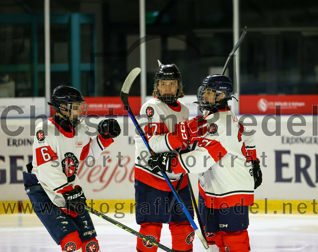 2022-12-04_008_TSV_Erding_gegen_EHC_Klostersee | Erding, Deutschland, 04.12.2022:
Eishockey, Bayernliga U17 2022 / 2023, 11. Spieltag, TSV Erding gegen EHC Klostersee, Endergebnis: 3:5

Kilian Jöbstl (EHC Klostersee, #6), Melvyn Hermann (EHC Klostersee, #17), Patrick Kerndl (EHC Klostersee, #21)

Foto: Christian Riedel / fotografie-riedel.net