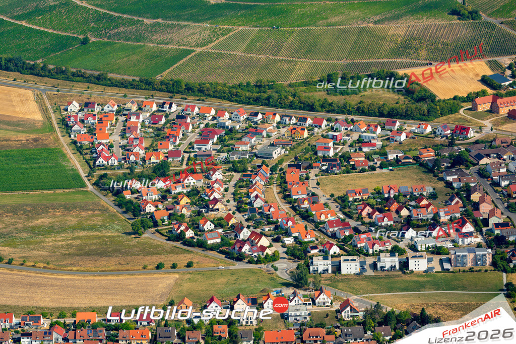 Das Luftbild zeigt :  Iphofen - Die Luftaufnahme wurde 2023 vom UL-Flugzeug aus erstellt ( keine Drohne ) - Hochauflösende Luftaufnahme - Für grossformatige Ausdrucke geeignet. Die Geschenkidee !Mit Lizenz und Bildrechte bestellbar