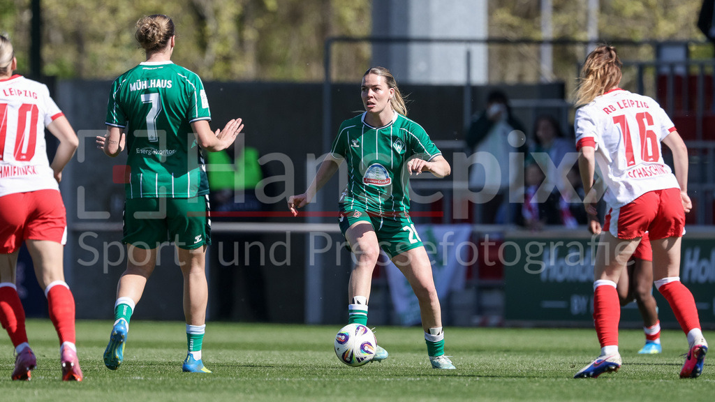 Fussball, Google Pixel Frauen-Bundesliga, RB Leipzig - SV Werder Bremen | Juliane Wirtz (SV Werder Bremen, 28) am Ball, Einzelbild, Ganzkörper, Aktion, Action, Spielszene, DIE DFB-RICHTLINIEN UNTERSAGEN JEGLICHE NUTZUNG VON FOTOS ALS SEQUENZBILDER UND/ODER VIDEOÄHNLICHE FOTOSTRECKEN. DFB REGULATIONS PROHIBIT ANY USE OF PHOTOGRAPHS AS IMAGE SEQUENCES AND/OR QUASI-VIDEO.