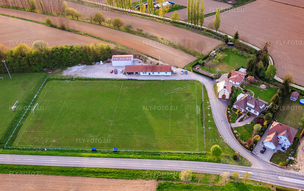 Vue aérienne: Terrain de football et chapelle Saint-Antoine en hiver, sous la neige à Neewiller-près-Lauterbourg dans le département Bas Rhin, France – .Photo: IMG_078020.jpg prise le 24/04/2015 par Werner Riehm/FLY-FOTO.eu – Résolution de l'original: 5113 x 3205 px