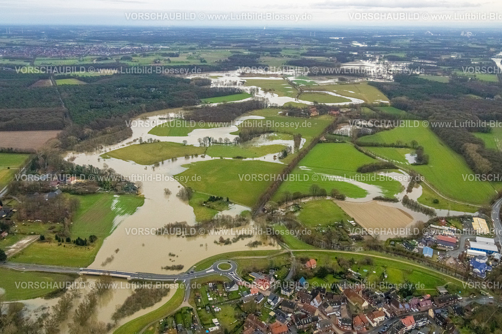 Datteln231204446Lippe | Luftbild vom Hochwasser der Lippe, Weihnachtshochwasser 2023, Fluss Lippe tritt nach starken Regenfällen über die Ufer, Überschwemmungsgebiet NSG LIppeaue am Vogelsangweg bei Ahsen, hinten das Schloss Vogelsang, Ahsen, Datteln, Ruhrgebiet, Nordrhein-Westfalen, Deutschland